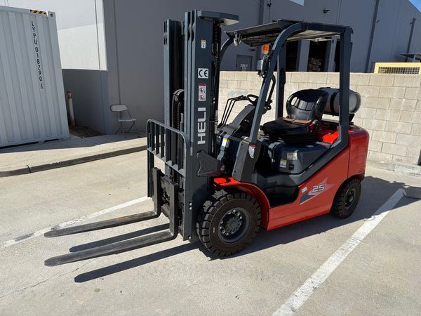 Heli CPYD25-M1H 4300 lb Pneumatic Tire Forklift